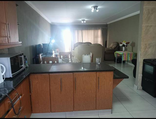 3 BEDROOM COMPLEX FOR SALE IN BOKSBURG NORTH